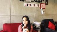 Gaya candid Laura saat menyedot es kopi ini membuat netizen salah fokus. Wanita blasteran ini terlihat sangat menawan. Foto: Instagram @adlnlaura