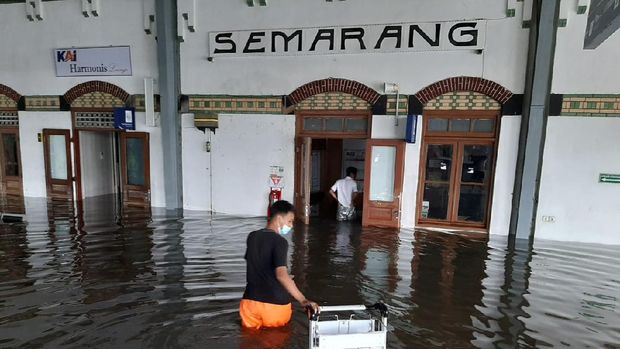 Stasiun Tawang Semarang terendam banjir, Sabtu (6/2/2021).