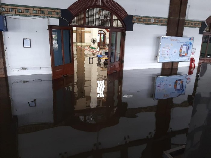 Stasiun Tawang Semarang terendam banjir, Sabtu (6/2/2021).