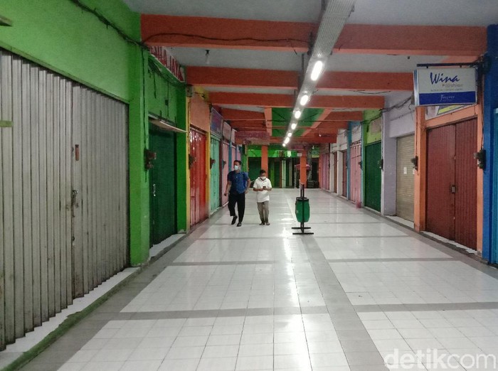 Suasana Pasar Kliwon Kudus saat ditutup dalam rangak Jateng di Rumah Saja, Sabtu (6/2/2021).