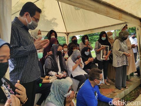 Suasana pemakaman Rektor Universitas Paramadina, Prof Firmanzah, di TPU Tanah Kusir (Azhar Bagas/detikcom)