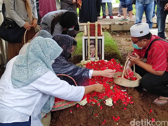 Suasana pemakaman Rektor Universitas Paramadina, Prof Firmanzah, di TPU Tanah Kusir (Azhar Bagas/detikcom)