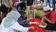 Isak Tangis Iringi Pemakaman Rektor Paramadina Firmanzah di TPU Tanah Kusir
