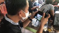 Pencarian dilakukan lewat udara menggunakan drone. Tampak personel dari Polres Singkawang tengah memonitor tangkapan gambar dari drone yang diterbangkan (Adi Saputro/detikcom)