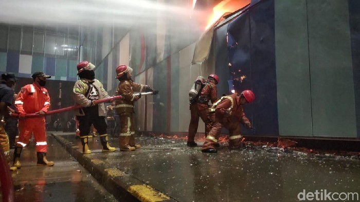 Sudah 6 jam kebakaran di Mall Panakukkan belum padam, petugas damkar masih melakukan pemadaman