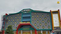Revitalisasi Pasar Legi dilakukan karena pasar ini sempat terbakar pada 2017 silam. Pasar Legi kembali dibangun dengan luas total 32.172 m2 untuk empat lantai pasar dan dua lantai area parkir. Pasar ini dibangun dengan konsep bangunan hijau sesuai Peraturan Menteri PUPR Nomor 02/PRT/M/2015 tentang Bangunan Gedung Hijau. Foto: Dok. Ditjen Cipta Karya PUPR