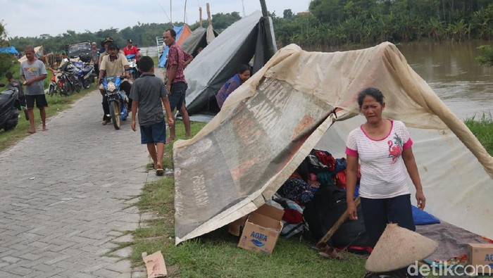 tenda pengungsian banjir di jombang