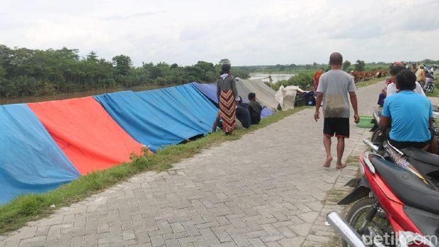 tenda pengungsian banjir di jombang