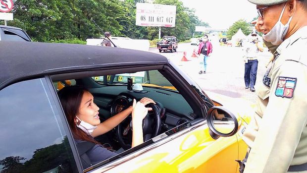 Artis Ayu Ting Ting terpaksa memutar balik kendaraannya ketika akan memasuki kawasan Kota Bogor. Ayu diminta memutar arah karena kendaraanya bernopol ganjil.