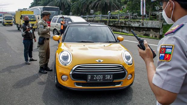 Artis Ayu Ting Ting terpaksa memutar balik kendaraannya ketika akan memasuki kawasan Kota Bogor. Ayu diminta memutar arah karena kendaraanya bernopol ganjil.