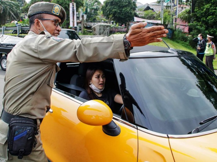 Artis Ayu Ting Ting terpaksa memutar balik kendaraannya ketika akan memasuki kawasan Kota Bogor. Ayu diminta memutar arah karena kendaraanya bernopol ganjil.