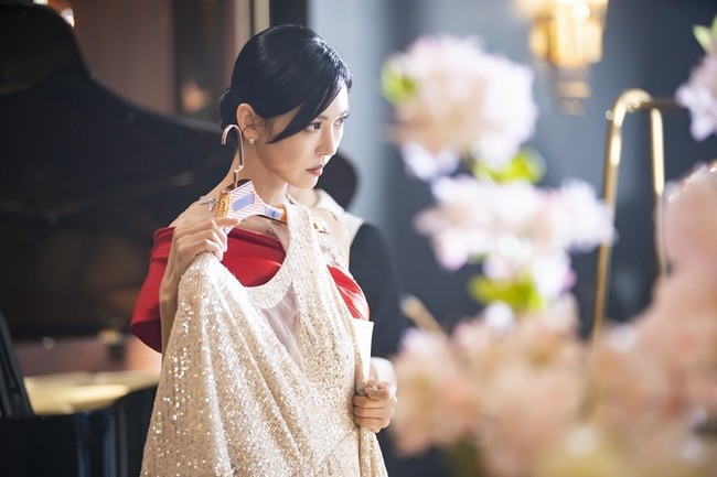 Diva opera ini tampak sedang bersiap untuk menghadiri acara formal. Tim drama Korea The Penthouse Season 2 menyebut, karakter Cheon Seo Jin yang akan lebih kejam dan brutal di Season 2. Foto: SBS