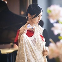 Diva opera ini tampak sedang bersiap untuk menghadiri acara formal. Tim drama Korea The Penthouse Season 2 menyebut, karakter Cheon Seo Jin yang akan lebih kejam dan brutal di Season 2. Foto: SBS