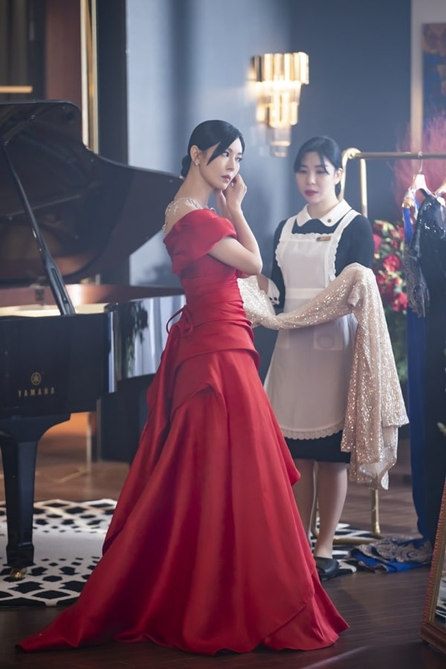 Pada Jumat (5/2/2021), drama Korea The Penthouse Season 2 merilis foto Kim So Yeon dalam balutan gaun merah yang mewah. Ia memancarkan karisma dan pesona karakter Cheon Seo Jin yang licik. Foto: SBS