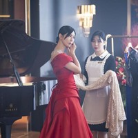 Pada Jumat (5/2/2021), drama Korea The Penthouse Season 2 merilis foto Kim So Yeon dalam balutan gaun merah yang mewah. Ia memancarkan karisma dan pesona karakter Cheon Seo Jin yang licik. Foto: SBS