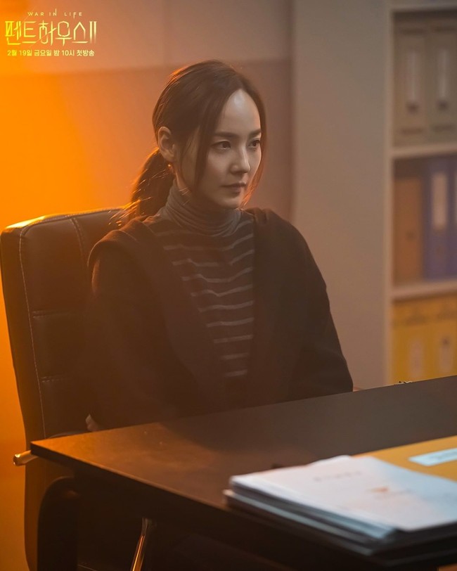 Kontras dengan aura percaya dirinya di season pertama, karakter Oh Yoon Hee terlihat ’suram’ di The Penthouse Season 2. Rambut bob khas Oh Yoon Hee semakin panjang di Season 2, menandakan berlalunya waktu. Foto: SBS