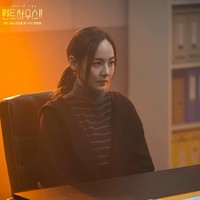 Kontras dengan aura percaya dirinya di season pertama, karakter Oh Yoon Hee terlihat ’suram’ di The Penthouse Season 2. Rambut bob khas Oh Yoon Hee semakin panjang di Season 2, menandakan berlalunya waktu. Foto: SBS