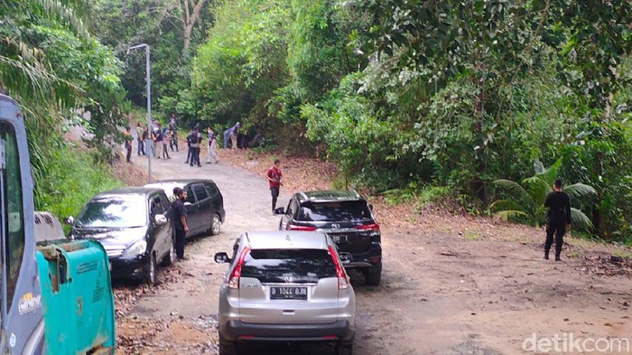 Tim gabungan berupaya mencari harimau Benggala yang lepas dari kandang di Sinka Zoo Singkawang (Adi Saputro/detikcom)