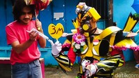 Transformer membagi-bagikan masker kepada warga yang ditemuinya.