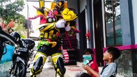 Sosok yang menginisiasi kampanye prokes COVID-19 tersebut yakni Herti Ruhiana (45). Ia merupakan warga kampung setempat, yang peduli pada pencegahan penyebaran COVID-19.