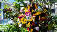 Warga yang mengenakan kostum transformer berkeliling permukiman warga di Desa Jayagiri, Kecamatan Lembang, Kabupaten Bandung Barat.
