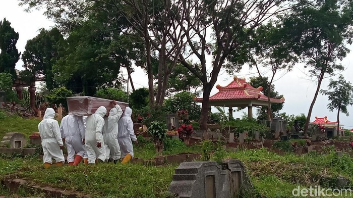 Tukang jasa pikul jenazah COVID-19 di TPU Cikadut