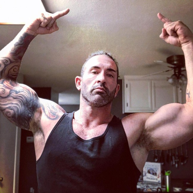 Pegulat bernama Tyler Reks itu memberikan kabar menghebohkan sekaligus jadi kontroversi. Pegulat 42 tahun itu mengaku kini telah berubah gender. Tyler kini menjadi wanita transgender.  Foto: dok. Instagram