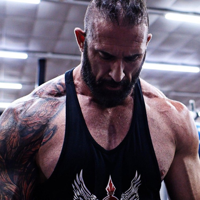 Mantan pegulat ini mengejutkan dunia dengan transformasinya. Dulu gagah bertanding dalam kejuaran WWE, kini berubah menjadi feminin.  Foto: dok. Instagram