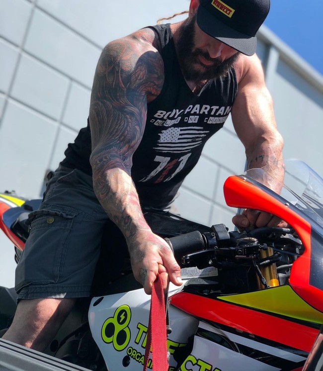 Selain menjadi pegulat, Gabe menekuni berbagai bidang profesi. Transgender 42 tahun itu juga pernah mengikuti kompetisi balap motor.  Foto: dok. Instagram