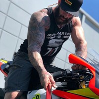 Selain menjadi pegulat, Gabe menekuni berbagai bidang profesi. Transgender 42 tahun itu juga pernah mengikuti kompetisi balap motor.  Foto: dok. Instagram