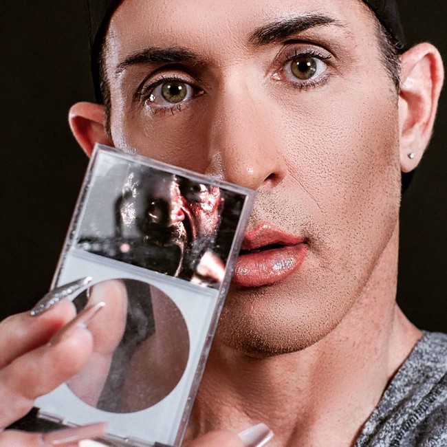 Namun semakin hari tampak ada perubahan dalam penampilannya. Dari sejumlah fotonya pada awal Januari, tampak fitur wajahnya yang lebih feminin.  Foto: dok. Instagram