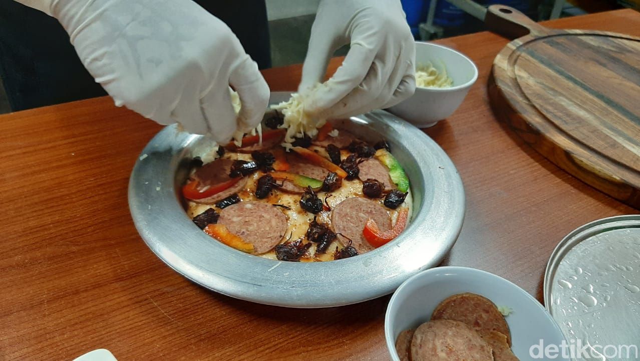 Unik! Pizza Belalang yang Renyah Gurih dari Gunungkidul