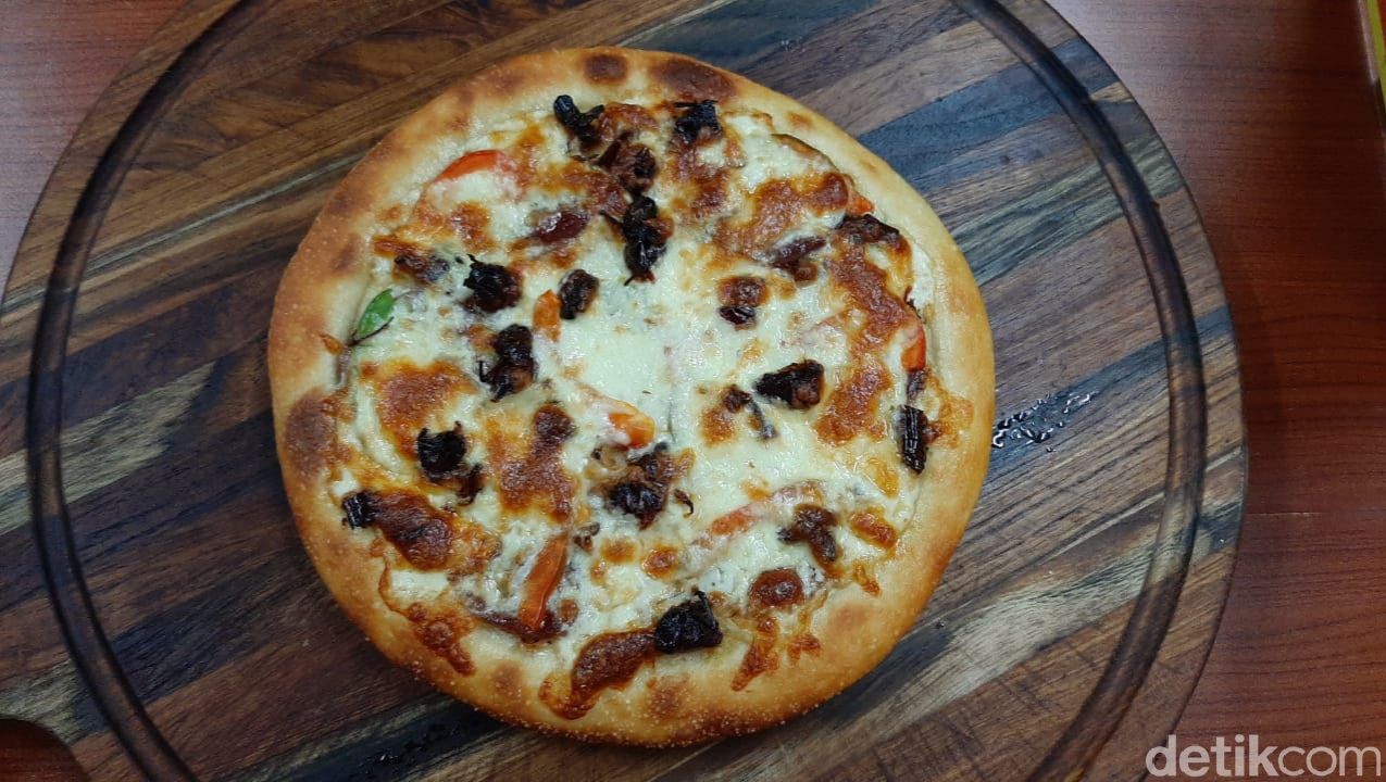 Unik! Pizza Belalang yang Renyah Gurih dari Gunungkidul