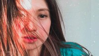 Meski mengaku kehilangan masa mudanya, Vinessa Inez mengatakan tetap bersyukur bisa memiliki anak di usia sekarang. Foto: Instagram
