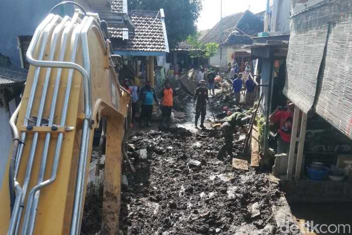 20 Truk Sampah dan Puing Bangunan Diangkut dari Lokasi Banjir Kepulungan Pasuruan
