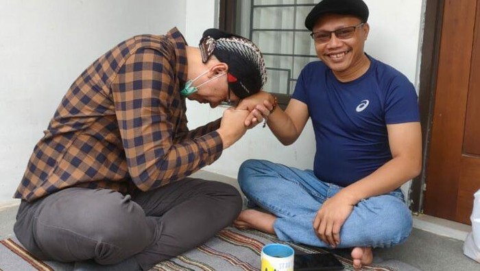 Abu Janda temui Ketua PP Pemuda Muhammadiyah, Sunanto Cak Nanto, sungkem minta maaf soal cuitan islam arogan.
