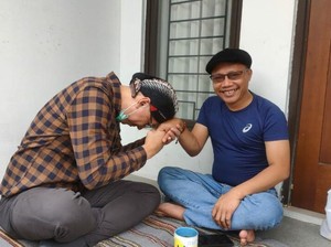 Minta Maaf Soal Islam Arogan, Abu Janda Sungkem Pada Cak Nanto