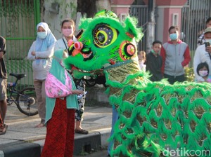 Ada Barongsai Bagi-bagi Masker di Lamongan