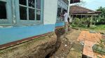 Bahaya! Retakan Akibat Tanah Gerak di Sukabumi Meluas