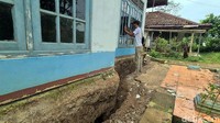 Beberapa rumah permanen juga sudah retak, sebagian terbelah dan dihancurkan oleh warga karena dinilai membahayakan.