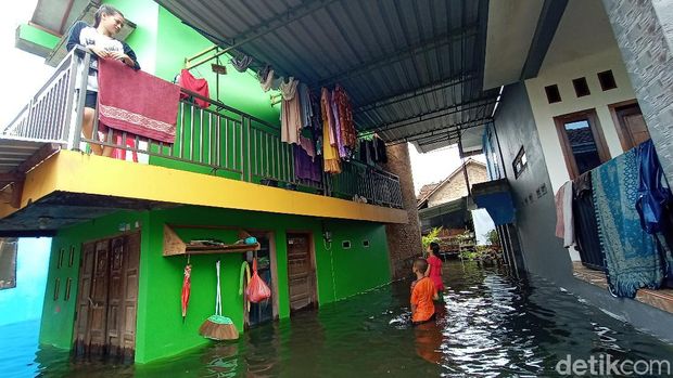 Banjir berwarna hitam dan berbau busuk di Kudus Minggu (7/2/2021) makin tinggi