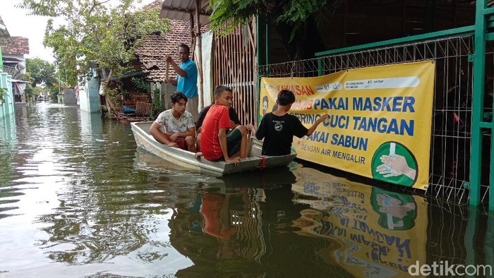 Banjir berwarna hitam dan berbau busuk di Kudus Minggu (7/2/2021) makin tinggi
