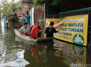 Diguyur Hujan, Banjir Berwarna Hitam-Berbau Busuk di Kudus Makin Tinggi