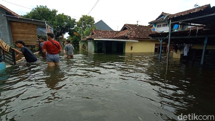Genangan banjir berwarna hitam dan berbau busuk di Desa Jati Wetan, Kecamatan Jati, Kudus, Jawa Tengah belum surut. Genangan air bahkan makin meluas.