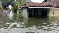 Sedangkan tampak genangan banjir juga meluas sampai Jalan Pantura Kudus menuju Semarang. Akses lalu lintas pun terlihat padat merayap.