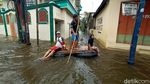 Banjir Berwarna Hitam di Kudus Belum Surut