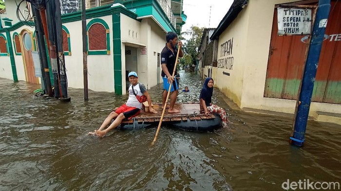 Banjir Berwarna Hitam di Kudus Belum Surut Genangan banjir berwarna hitam dan berbau busuk di Desa Jati Wetan, Kecamatan Jati, Kudus, Jawa Tengah belum surut. Genangan air bahkan makin meluas.