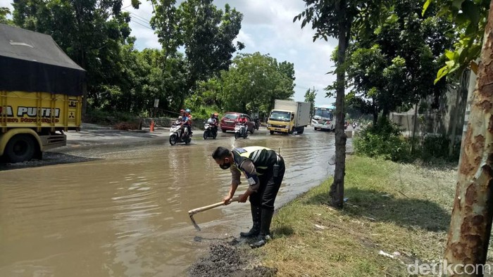 banjir di Jalan Nasional Jombang Surut Tinggalkan Lubang di Aspal