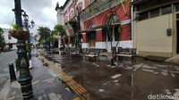 Bundaran bubakan Kota Lama terpantau masih ada genangan namun masih bisa dilewati kendaraan. Sementara kawasan Kota Lama Semarang seluruhnya sudah surut.