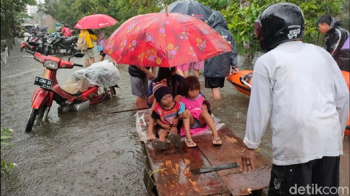 Banjir di Kota Pekalongan makin meninggi sehingga warga dan anak-anak mulai mengungsi, Minggu (7/2/2021)